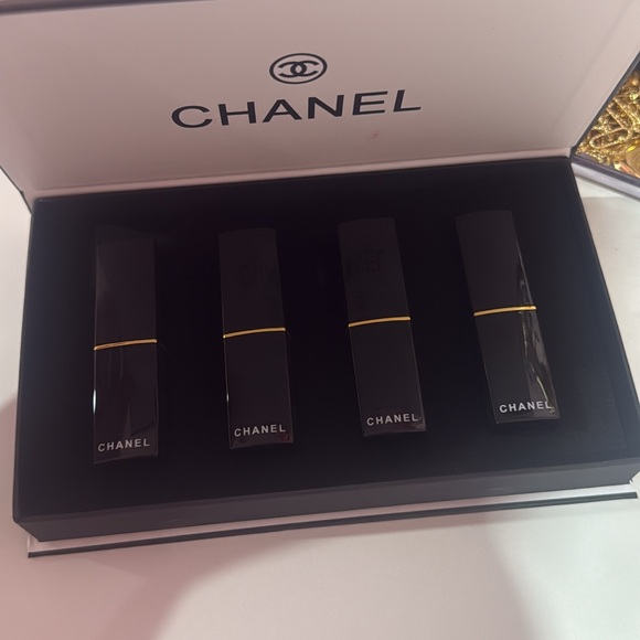 CHANEL Lipstick Collection - Vibrant Red and Pink Hues - Picture 2 of 2